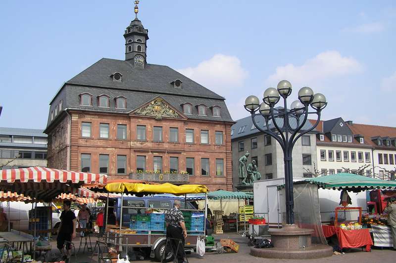 Neustädter Rathaus Marktplatz in Hanau, Lokales Umfeld für Ihren Umzug